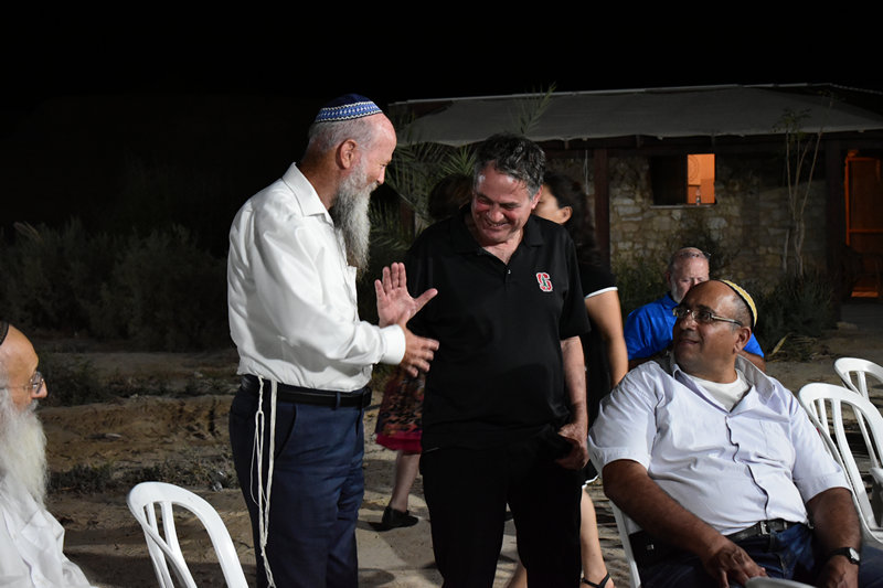 הרב אברהם בלס ואלוף (מיל') עוזי דיין, שנאמו בחגיגת 20 השנים לבית חגלה על פני יריחו