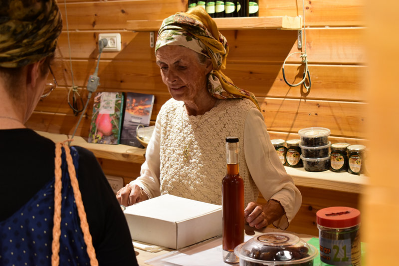 המרכז המבקרים - ארנה קובוס מוכרת מוצרים אורגניים של חוות בית חגלה