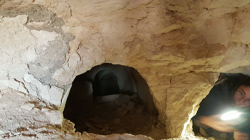 המערה הכפולה בין מערות הקבורה של הכוהנים מבית שני ביריחו