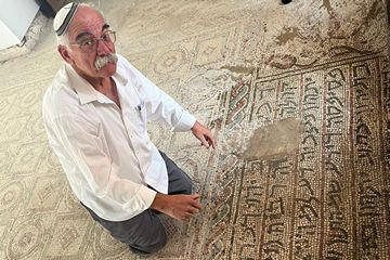 ניקוי הפסיפס של בית הכנסת שלום על ישראל ביריחו בסוכות תשפ'ה – זאב (ז'אבו) ארליך הי'ד