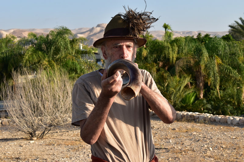 תקיעת שופרות מול הכניסה הדרומית של יריחו