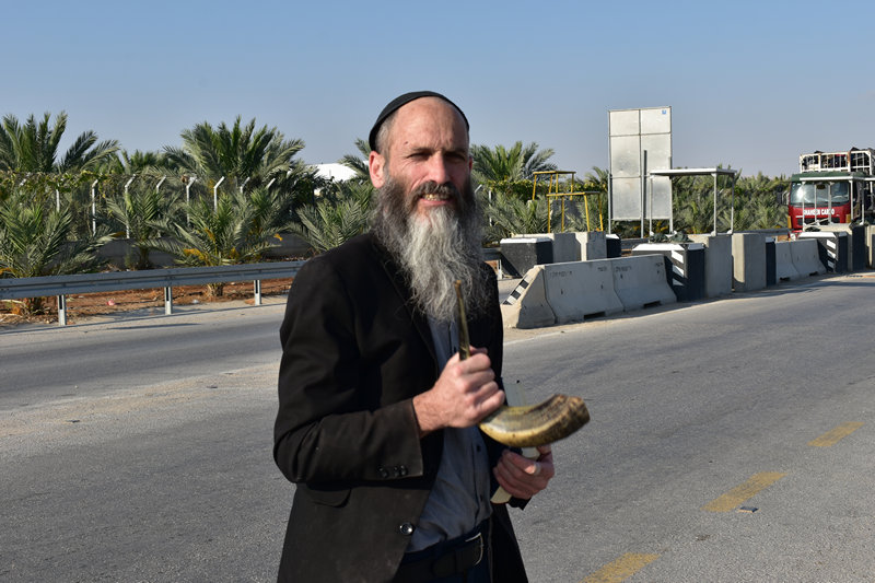 אמירת פסוקים מול הכניסה דרום-מזרחית של יריחו