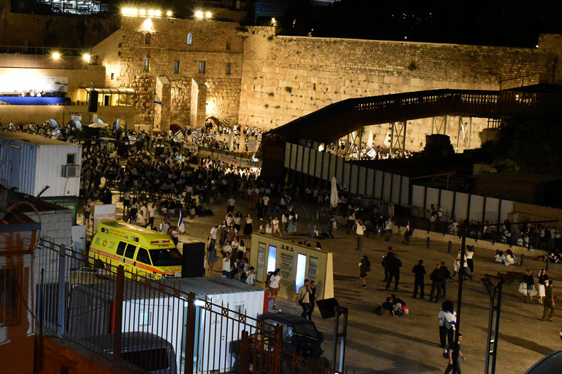 ירושלים - הכותל ומדריגות הגישה להר הבית