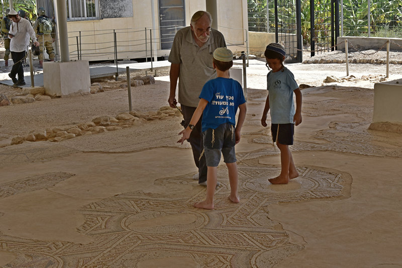זאב (ז'אבו) ארליך בבית הכנסת נערן ביריחו