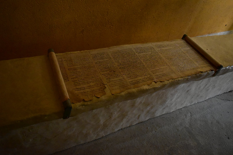 אחת המגילות שנתגלו במערות באזור של קומראן