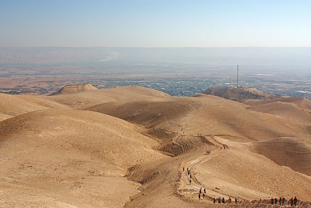 עולים אל מבצר דוק
