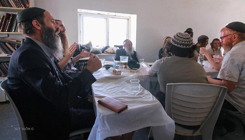 שיעור קצר וסעודה אחרי הניקיון של בית הכנסת ביריחו