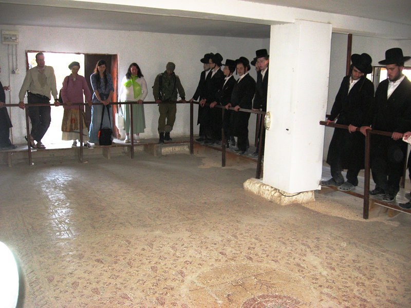 חוגגים את יום כיבוש יריחו בבית הכנסת שלום על ישראל