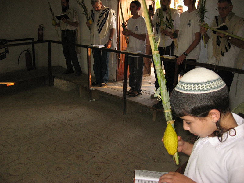 הושענא רבה בבית הכנסת העתיק שלום על ישראל ביריחו