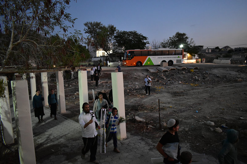 הכניסה לבית הכנסת שלום על ישראל ביריחו בבוקר הושענא רבה