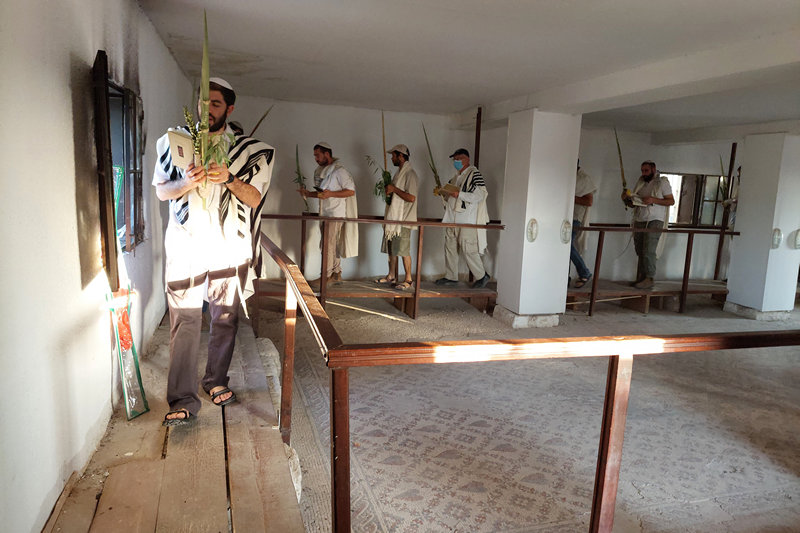 הקפות הושענא רבה בבית הכנסת שלום על ישראל ביריחו