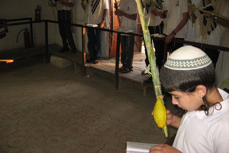 הקפות הושענא רבה בבית הכנסת שלום על ישראל ביריחו